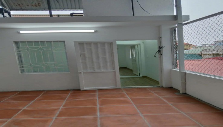 Cho thuê nhà ngõ ô tô phố Nguyên Hồng, Đống Đa,  DT 45m2 - 4 tầng - Ngủ - MT 5m - Giá 19 triệu